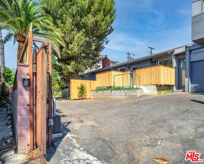 Foto del edificio - 3436 S Centinela Ave