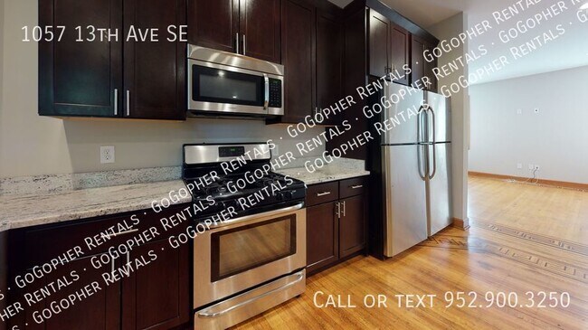 Building Photo - Spacious 5 Bedroom Duplex Close to U of M ...