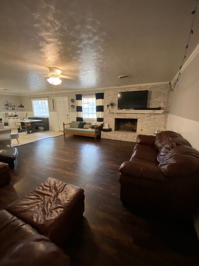 Foto del edificio - Great 3 Bedroom 2 Bathroom house with Bonu...