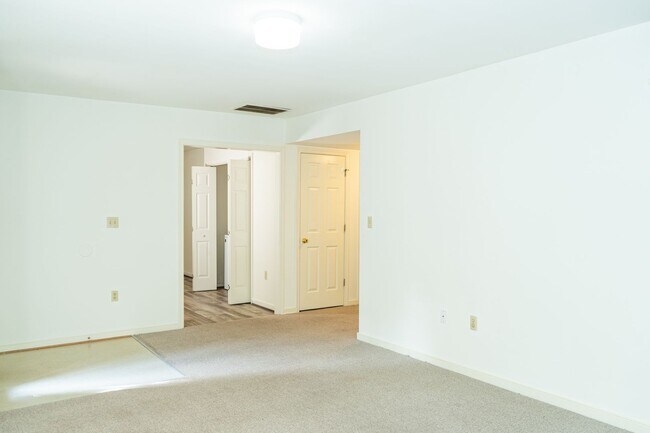 Foto del edificio - 220 Shamrock Rd