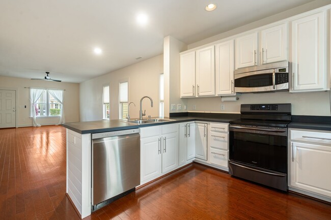 Building Photo - Ideal 3-Bedroom Cottage in Powell Place Pi...