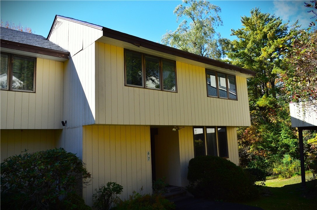 Foto principal - 132 Pines Dr