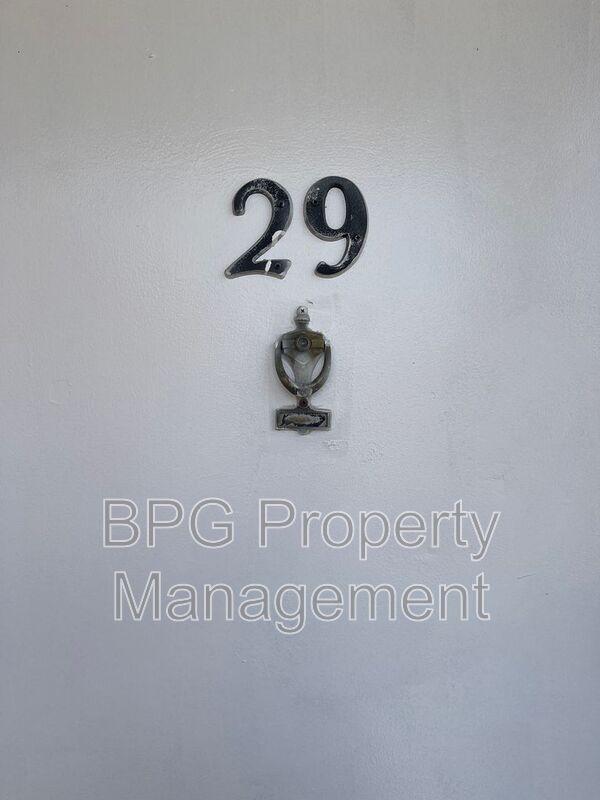 Building Photo - 123 Circle Dr