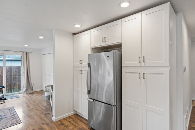 Building Photo - 4817 N Vassault Dr