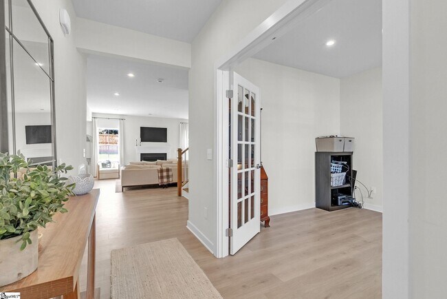 Foto del edificio - 737 Lady Fern Dr