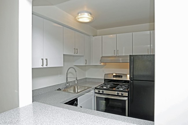 Building Photo - 2 br, 1 bath Apartment - Metropolitan 13 A...