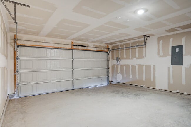 Building Photo - "Charming 3-Bedroom Oasis on Roanwood Drive with 2 Full Baths – Your Spacious Retreat Awaits in S...