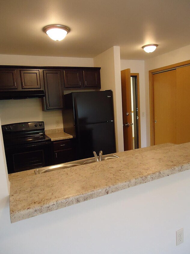 Kitchen - 7271 Clearwater Rd N