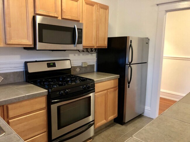 Foto del edificio - Cozy Nob Hill 1bd - Walk Everywhere! Gas Fireplace, Bonus Storage, Most Utilities Included!