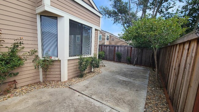 Building Photo - 173 Crown Cir