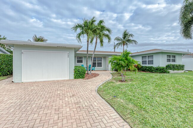 Building Photo - 700 NE 23rd Terrace