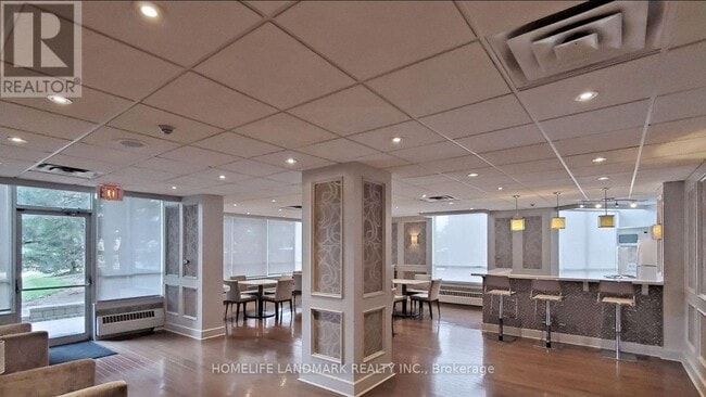 Building Photo - 550 Webb Dr