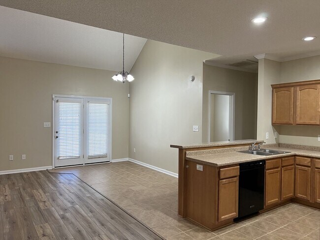 Foto del edificio - Convenient to RAFB and I-75, shopping and ...