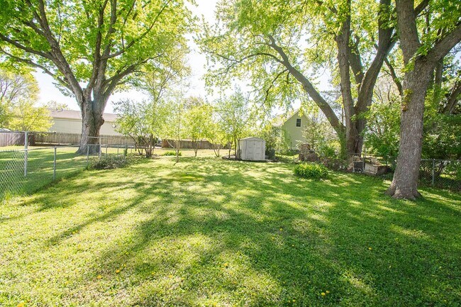 Foto del edificio - Cozy 2 Bedroom SE Rochester Home with Incredible Yard!