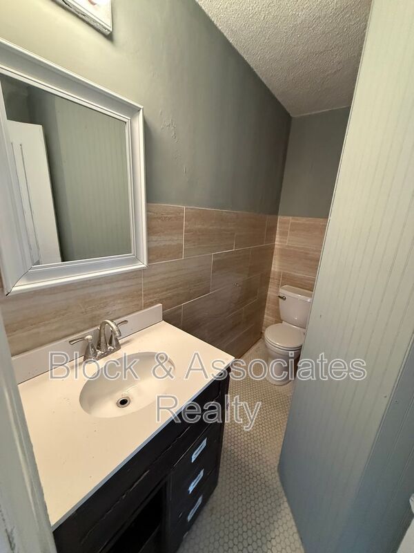 Building Photo - 133 E Academy St