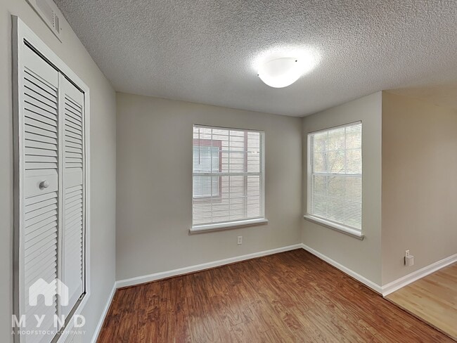 Foto del edificio - 1213 Waterville Ct