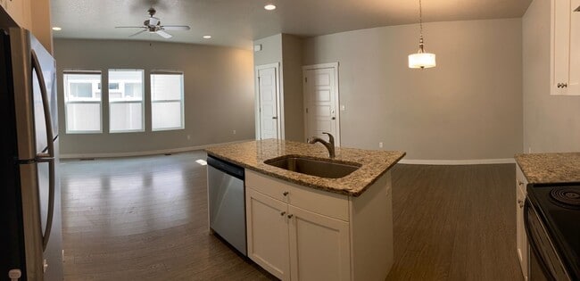 Building Photo - Newer Townhome