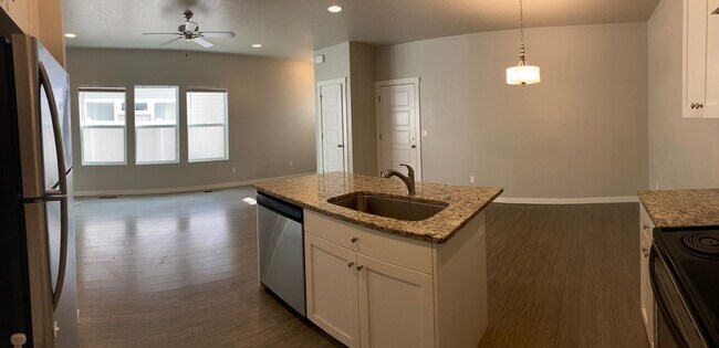 Foto del edificio - Newer Townhome