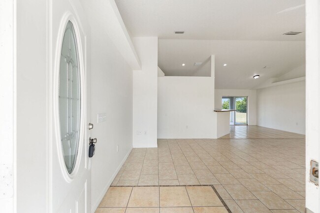 Building Photo - Spacious 3-Bedroom Home on an Oversized Lot in Marion Oaks – Modern Comfort with Room to Relax!