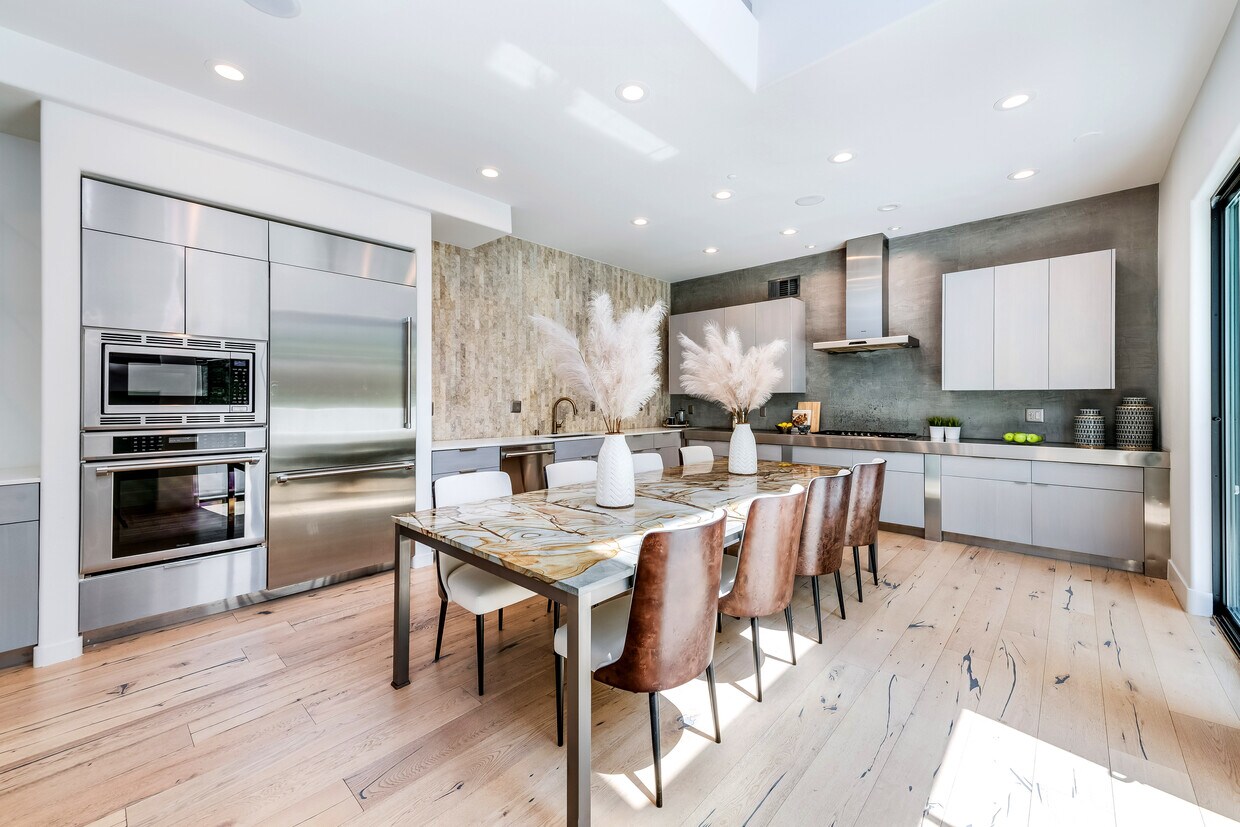 Foto principal - 8729 Wonderland Ave