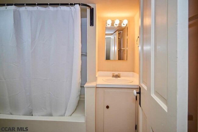 baño de arriba - 193 S Main St