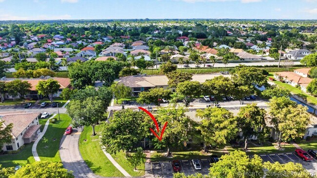 Foto del edificio - 9810 Pineapple Tree Dr