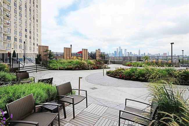 Foto del edificio - 100 Manhattan Ave