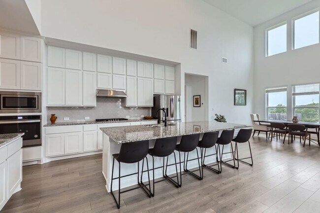 Building Photo - 542 Round Vly Trl