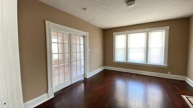 Building Photo - 3153 Glenmore Ave