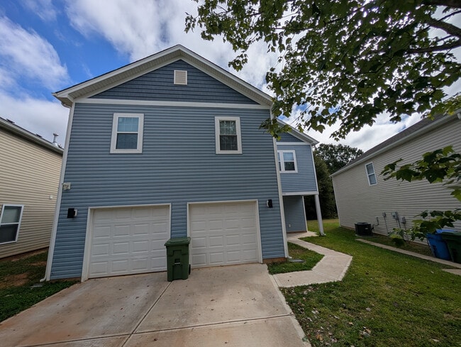 Foto del edificio - Room in House on Stone Mountain Dr