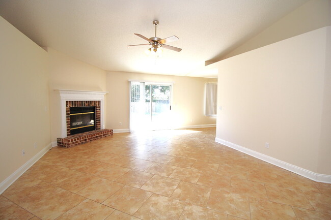 Foto del edificio - Spacious 3-Bedroom Home in Gulf Breeze wit...