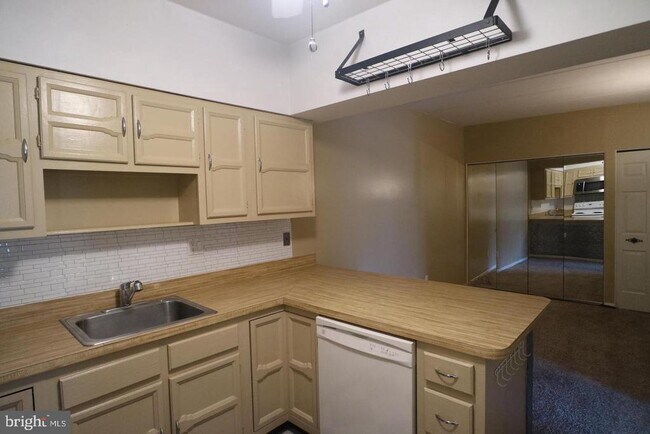 Foto del edificio - 90 Oakridge Dr