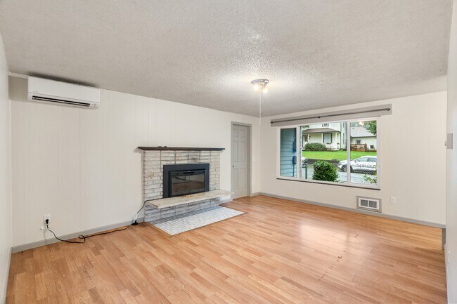 Foto del edificio - 744 W Marcy Ave