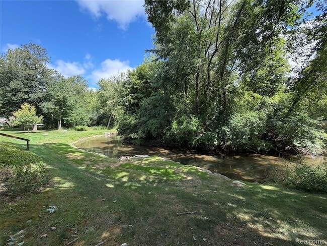 Building Photo - 629 Oakbrook W