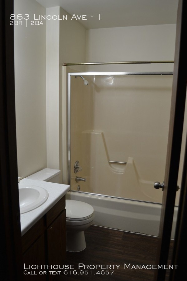 Building Photo - Two Bedroom Townhouse in Holland