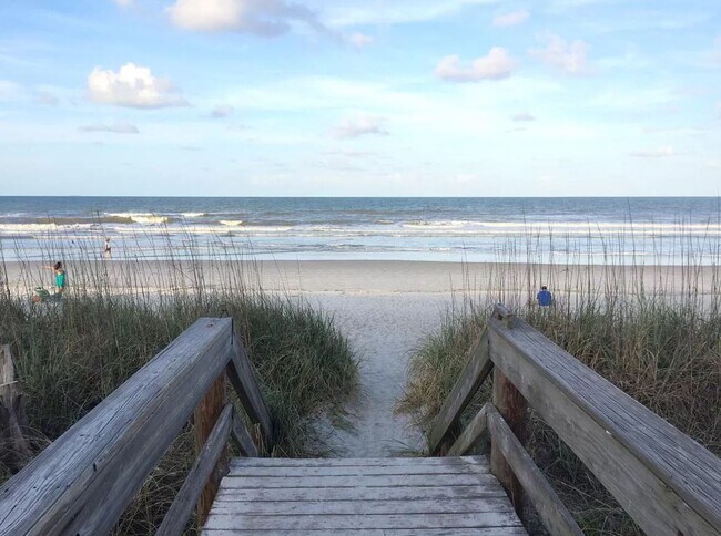 3 short blocks from the beach - 208 21st Ave S