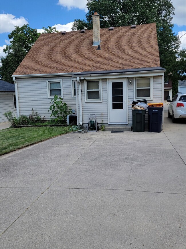 915 S 98th St, West Allis, WI 53214 House Rental in West Allis, WI