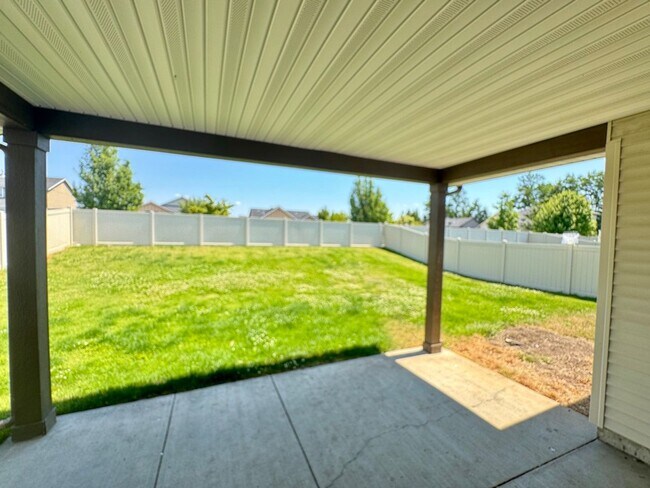 Building Photo - 3 Bed, 2 Bath Post Falls Home with Large G...