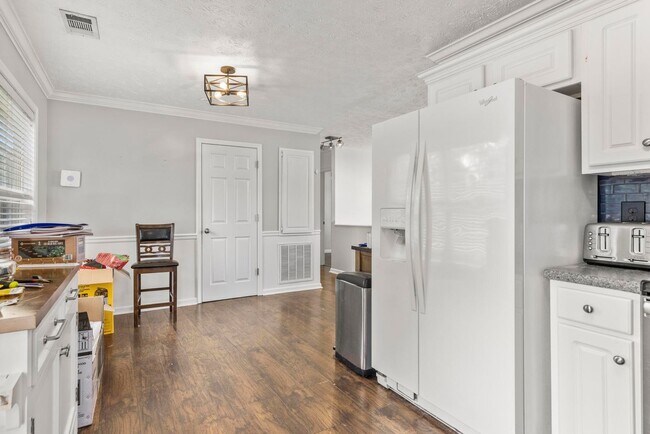 Building Photo - 5 Bedroom House in Auburn - Up to 5 unrela...