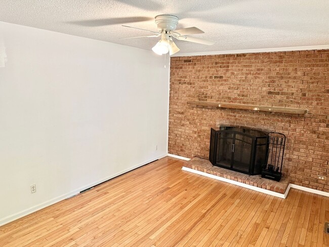 Building Photo - Versatile 3-Bedroom Home with Multiple Fle...