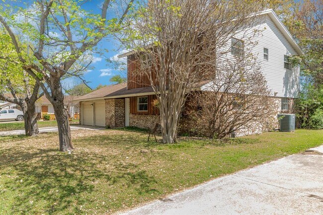 Foto del edificio - 405 Steeple Ridge Rd