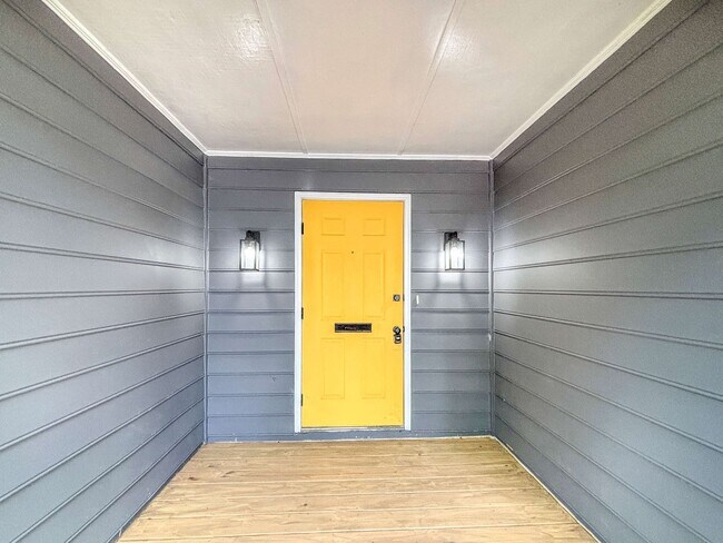 Building Photo - Totally updated 3BR/ 2BA home in historic ...