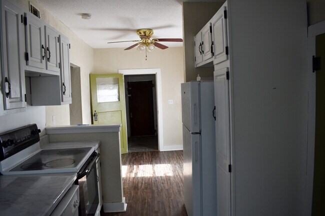 Kitchen - 149 S Richmond Ave