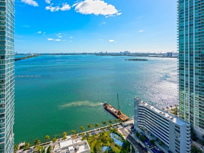 Foto del edificio - 650 NE 32nd St