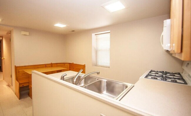 Kitchen - 5434 N Lotus Ave