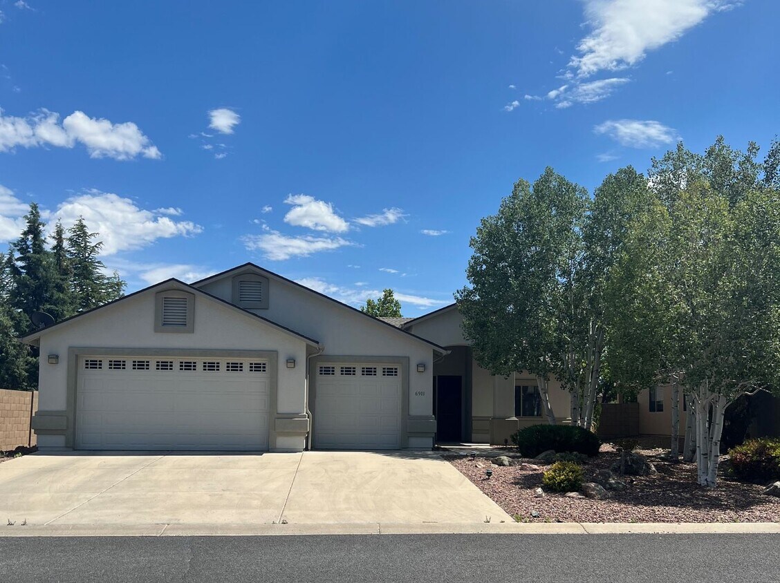 Primary Photo - 3 Bedroom + Office and 3 Car Garage in Gra...