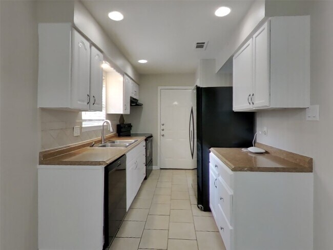 Building Photo - 23110 Newgate Dr