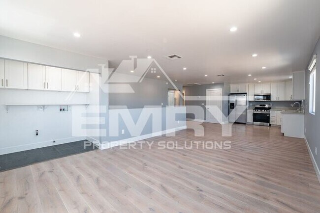 Building Photo - Spacious Modern 4-Bedroom Home for Lease in Bell Gardens