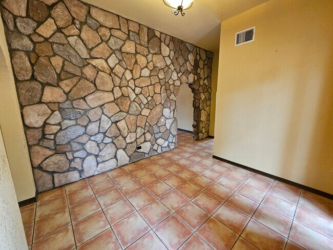 Building Photo - 4/5 Bedrooms/4 Bath Home Off the Beaten Path