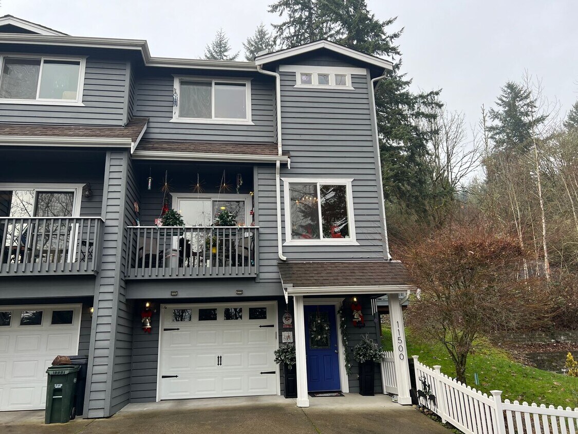 A Beautiful Tucked Away 3 bdrm Townhome House Rental in Puyallup, WA